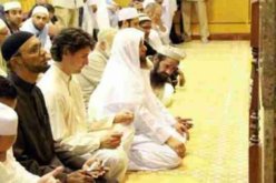 بالفيديو رئيس وزراء كندا يصلي مع مسلمين