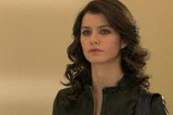 بالصورة تضامن الفنانة التركية بيرين سات مع صحيفة شارلي ايبدو