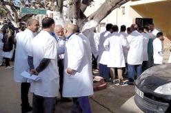 إحتجاج لأطباء وعمال مستشفى الشريعة بتبسة على خلفية إعتداء مواطن على طبيب