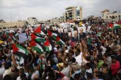 آلاف الفلسطينيين يستقبلون عباس العائد من الامم المتحدة