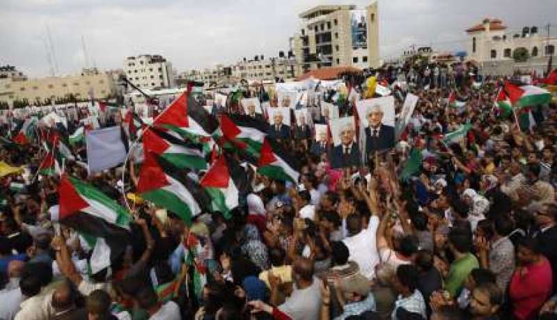 آلاف الفلسطينيين يستقبلون عباس العائد من الامم المتحدة