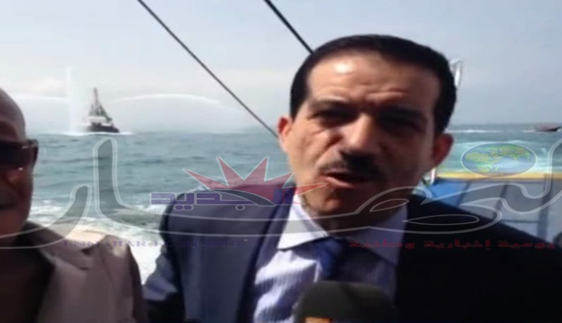 عمار غول يعطي إشارة انطلاق أول رحلة لباخرة نقل المسافرين من ميناء الجميلة بعين البنيان نحو ميناء المسمكة