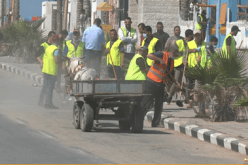 شباب غزة يُنظفون الشوارع من آثار الحرب تحت شعار “ح نعمرها”