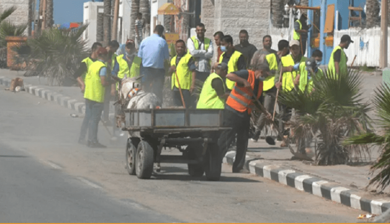شباب غزة يُنظفون الشوارع من آثار الحرب تحت شعار “ح نعمرها”