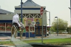 بالفيديو قطري يذهب لشراء وجبة بيرغر على جمل