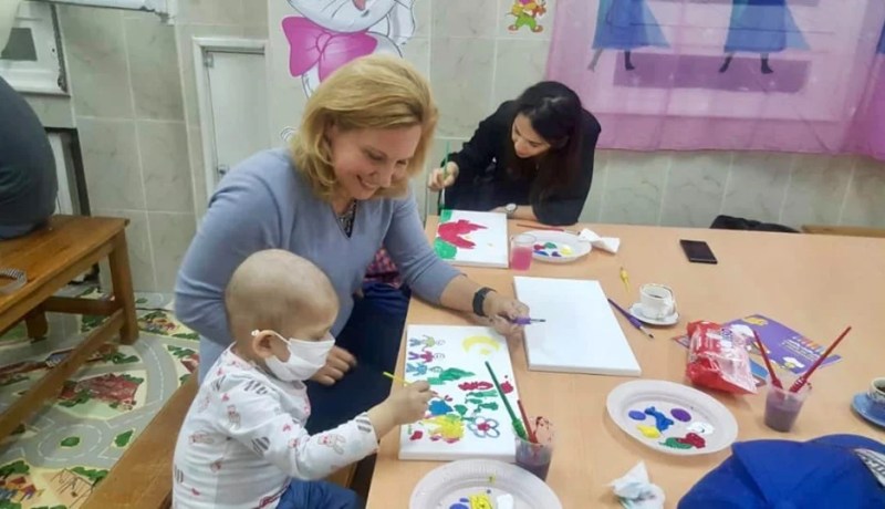 حرم السفير الأمريكي لدى الجزائر تزور الأطفال مرضى السرطان بالعاصمة