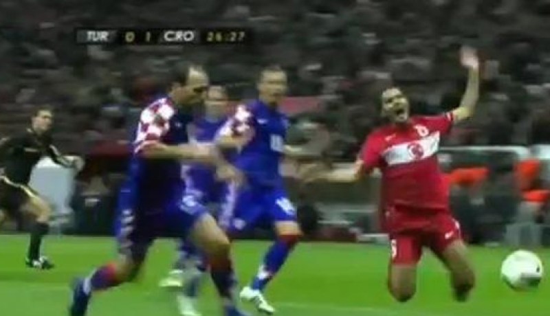 لاعب ريال مدريد حميد التينتوب صاحب أغبى تصرف لعام  2011