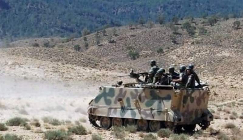 مقتل 10 مسلحين إسلاميين وجنديين في اشتباكات قرب الحدود الجزائرية