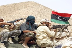 المعارضة الليبية تتّهم الجزائر باستقبال باخرة أسلحة موجّهة لدعم القذافي