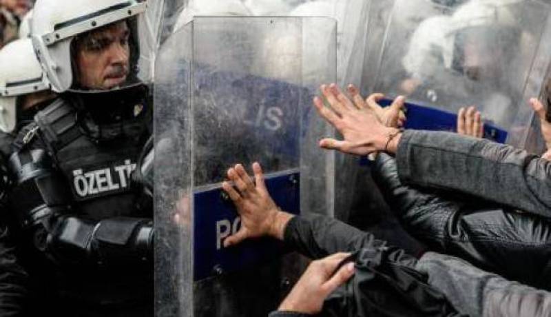 قمع تظاهرة للطلاب في اسطنبول