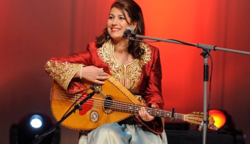 الفنانة نسيمة شعبان تحيي حفلا فنيا في سهرة رمضانية أمام جمهور الزيبان