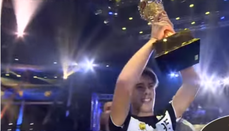 بالفيديو …رونالدينيو يتوج الجزائري “سميلي” بجائزة “ذوفيكتوريوس” للمواهب