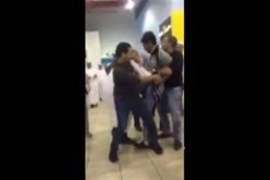 شاهد بالفيديو.. شاب يعتدي على صاحب محل بالسكين