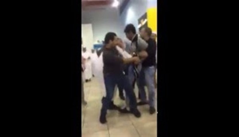 شاهد بالفيديو.. شاب يعتدي على صاحب محل بالسكين