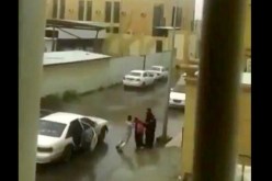 بالفيديو.. سعودي يعتدي في الشارع على فتيات بالضرب