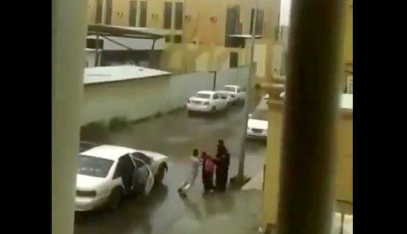 بالفيديو.. سعودي يعتدي في الشارع على فتيات بالضرب