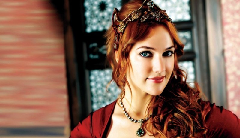 بالفيديو.. السّلطانة هيام بملابس الإحرام في السعودية لأداء مناسك العمرة