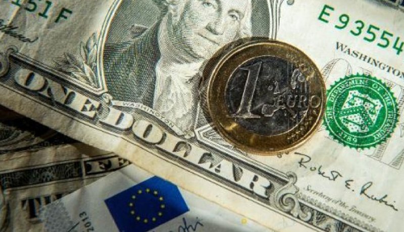سعر اليورو يتدهور نحو التعادل مع الدولار