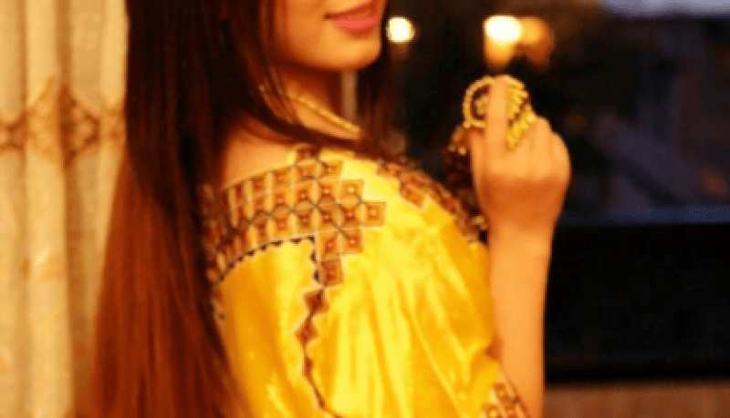 سهيلة بن لشهب تهنّئ جمهورها في العيد بالجبّة القبائلية