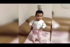 فيديو مذهل لطفل صغير يرقص وعلى رأسه أطباق