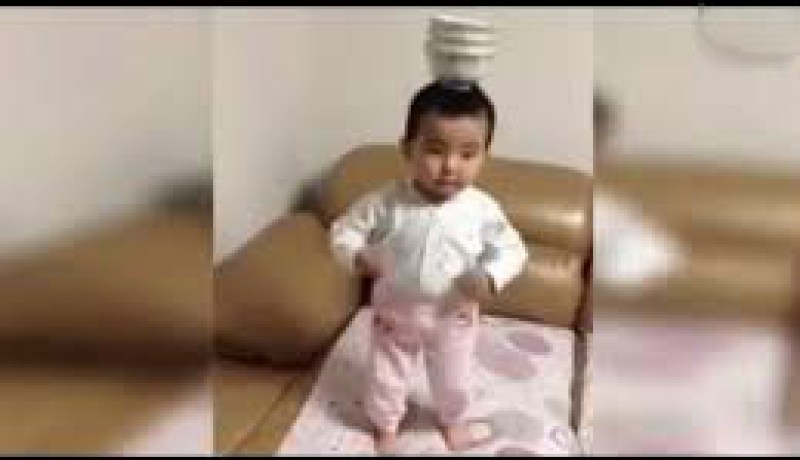 فيديو مذهل لطفل صغير يرقص وعلى رأسه أطباق