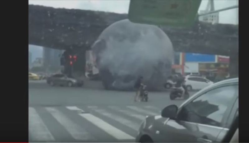 بالفيديو تدحرج قمر في شوارع الصّين يثير الرعب وسط المارة