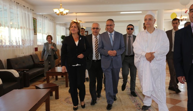 بالصور.. والي العاصمة ووفد وزاري في زيارة تضامنية إلى الفئات الهشة