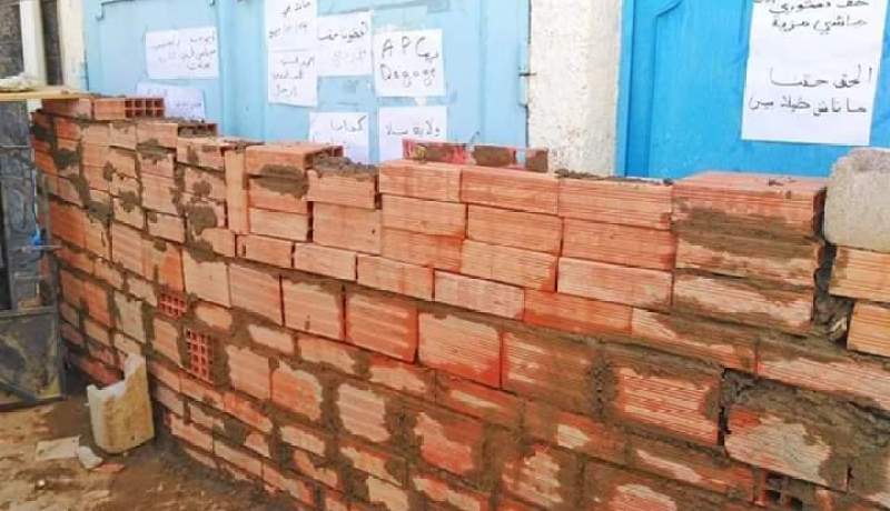 مواطنون يغلقون مقر بلدية إليزي ودائرة جانت لمطالب اجتماعية