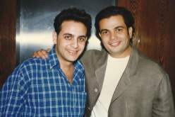 عمرو دياب ينشر صورة قديمة مع مصطفى قمر على فيس بوك تعود للتسعينات