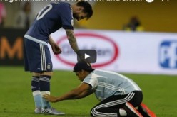 شاهد .. لقطة مثيرة لمشجع يسجد أمام ميسي في مباراة نصف نهائي كوبا أمريكا 2016