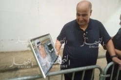 بالصور.. حمار يُكرم بصورة لوالدته بعد الفوز على العميد