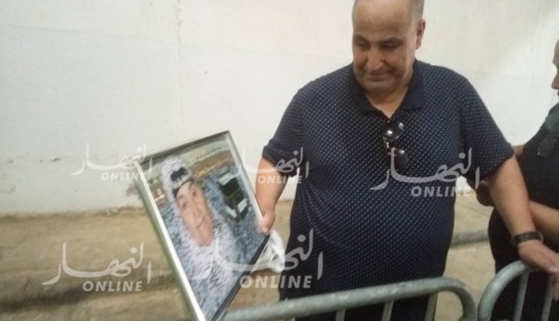 بالصور.. حمار يُكرم بصورة لوالدته بعد الفوز على العميد