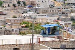 الإحتلال الاسرائيلي يغلق بلدة بالضفة الغربية