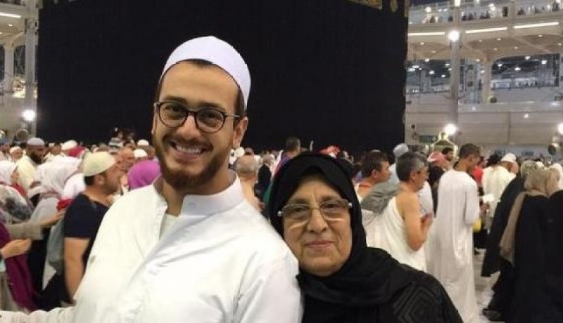 صور الفنانين أثناء تأدية مناسك العمرة