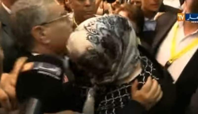 بالفيديو تدافع وبكاء أثناء مغادرة سعداني قاعة المؤتمرات