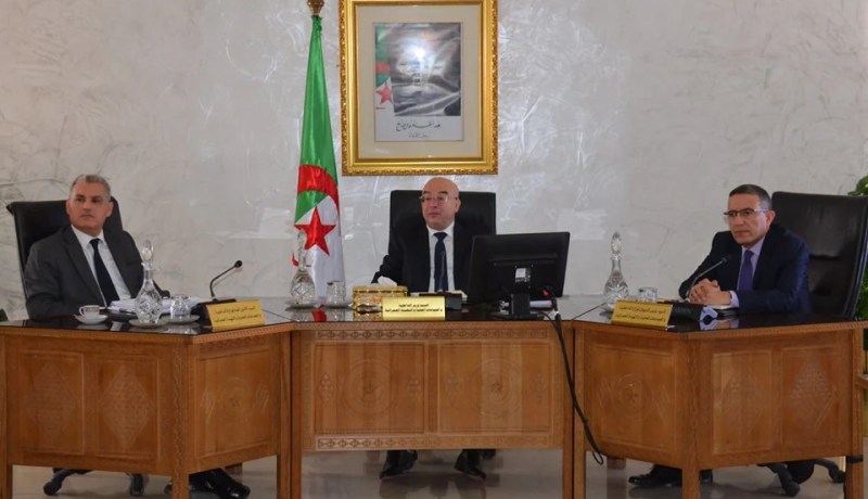 بالصور.. وزير الداخلية في اجتماع مع الإطارات لدراسة الملفات الراهنة