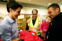 رئيس وزراء كندا يستقبل أول مجموعة من اللاجئين السوريين بمطار تورونتو