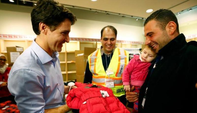 رئيس وزراء كندا يستقبل أول مجموعة من اللاجئين السوريين بمطار تورونتو