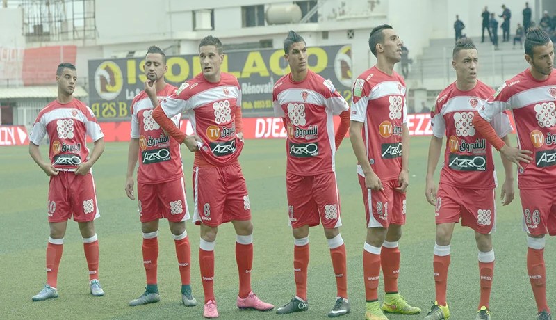 الحمراوة يحتجون أمام ملعب زبانة والمولودية على فوهة بركان