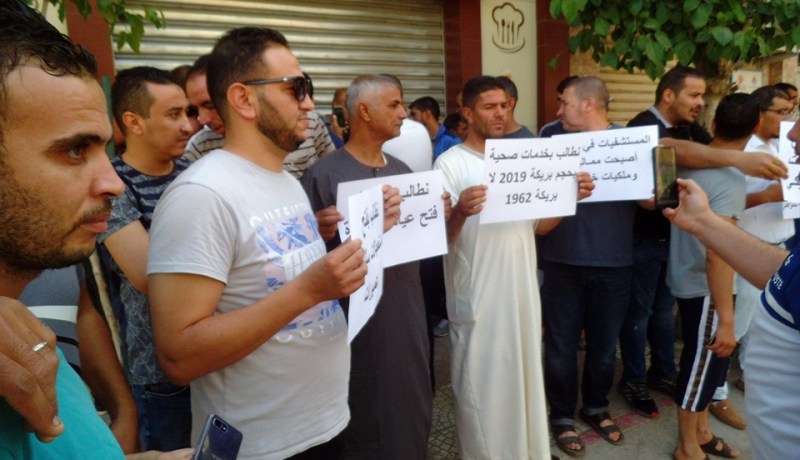 بالصور..مواطنو مدينة بريكة يحتجون على الوضعية الكارثية لقطاع الصحة بالمدينة