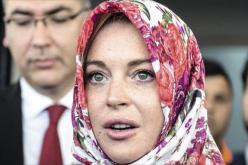 ليندسي لوهان تتعرض للعنصرية في مطار لندن وهذا ما حصل لحجابها