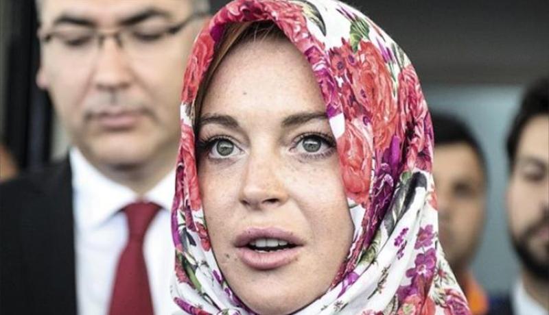 ليندسي لوهان تتعرض للعنصرية في مطار لندن وهذا ما حصل لحجابها