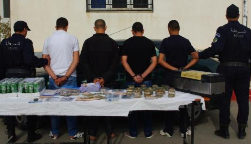 500 جزائري مبحوث عنه يفرون إلى المغرب للانخراط في شبكات تهريب دولية للمخدرات