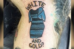 شاب أمريكي يضع وشما على ذراعه للفستان الذي حير العالم