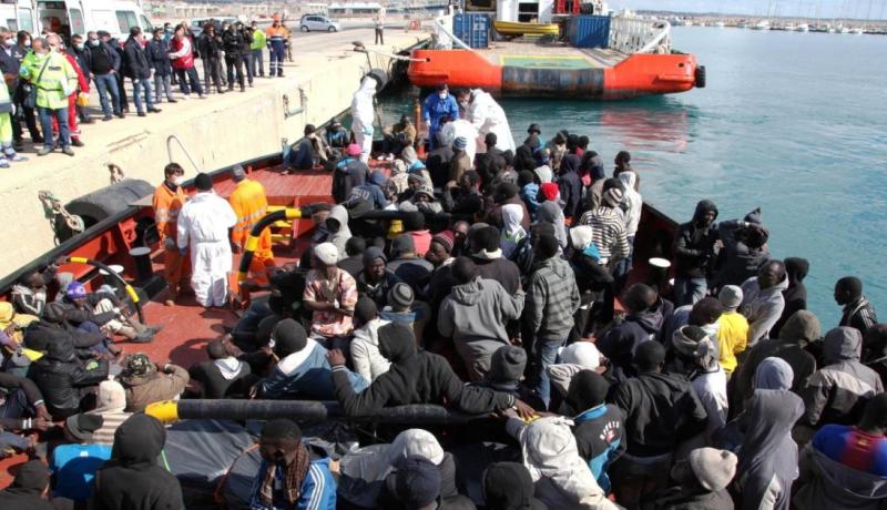 إنقاذ أكثر من 700 مهاجر في البحر المتوسط