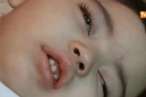 بالفيديو الطفل أمين يعيش في حالة غيبوبة منذ 3 سنوات والسبب لقاح