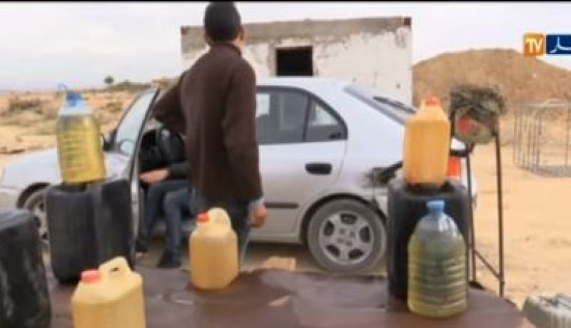 فيديو يبين كيف يعاد بيع البنزين الجزائري المهرب على محور القصرين القيروان