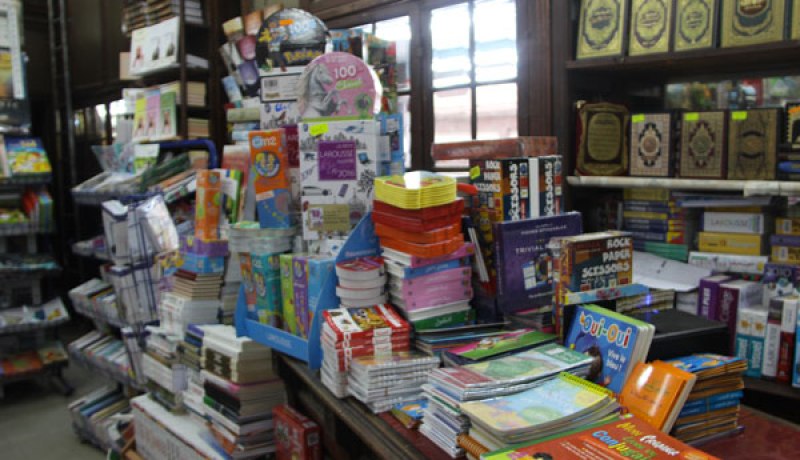 مكتبـــــــات خاصّــــــة تبيــــــع كتبـــــــا مدرسيــــــة بـــــــ100 دينـــــــــار زيــــــــادات!