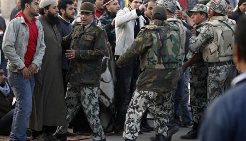 مرسي يمنح الجيش سلطة توقيف المدنيين