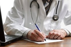 إيقاف طبيب جراح ارتكب خطأ مهني جسيم